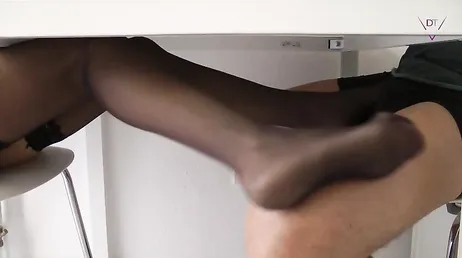 Nada como una buena paja con los pies si te la hace una rubia asi