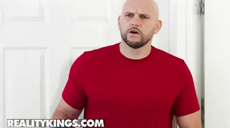 El hermano de mi novio me mete la lengua en el coño sin avisar ... !!