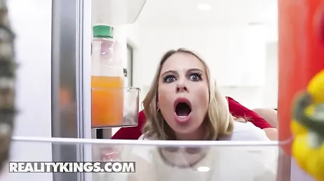 El hermano de mi novio me mete la lengua en el coño sin avisar ... !!