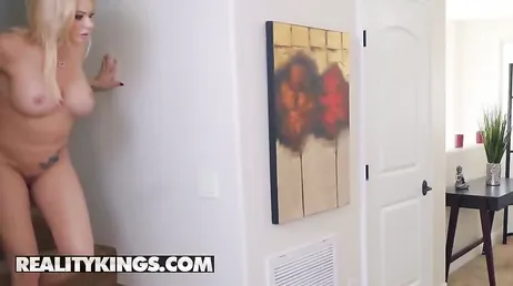 Die Mutter seiner Freundin weckt ihn morgens mit einem Blowjob.