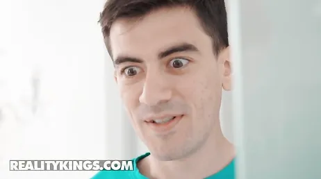 DIsfrutando del sexo anal con su guapa novia rubia: menudo culo!