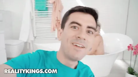 DIsfrutando del sexo anal con su guapa novia rubia: menudo culo!