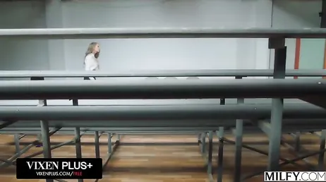 La madre de uno de los jugadores de baloncesto se folla en secreto al entrenador