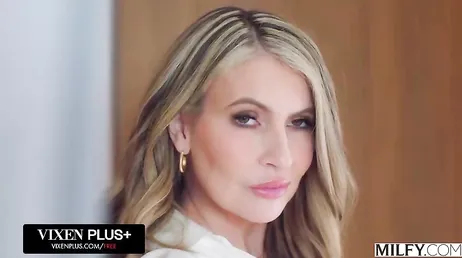 La madre de uno de los jugadores de baloncesto se folla en secreto al entrenador