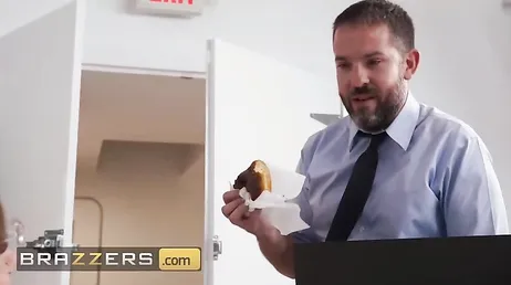 La secretaria lleva todo el cuerpo tatuado y se deja follar por el jefe