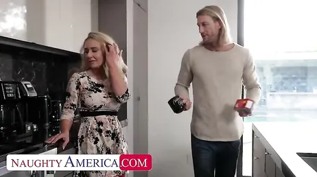 El novio de mi hija me agarra por las piernas y me clava la polla hasta el fondo