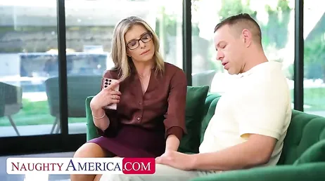 Su atractiva madrastra le mira cada vez mas con ojos de querer follárselo