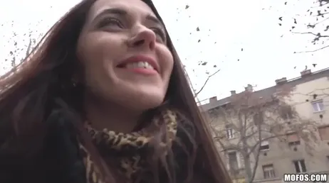 Unos cuantos billetes verdes y se va con un desconocido a su piso para follar