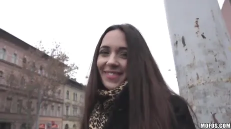 Unos cuantos billetes verdes y se va con un desconocido a su piso para follar