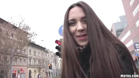 Unos cuantos billetes verdes y se va con un desconocido a su piso para follar