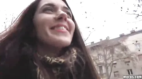 Unos cuantos billetes verdes y se va con un desconocido a su piso para follar