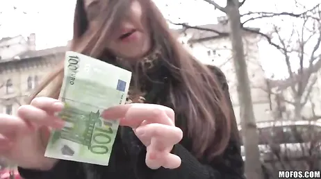 Unos cuantos billetes verdes y se va con un desconocido a su piso para follar