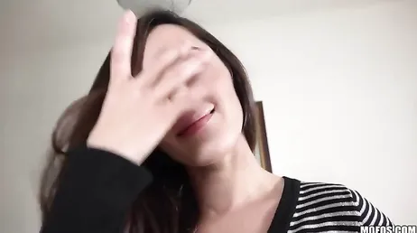 Unos cuantos billetes verdes y se va con un desconocido a su piso para follar