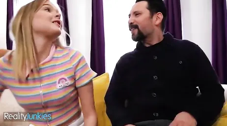 Mi padrastro se pone de pie y se le nota un bulto tremendo en el pantalón ... !!