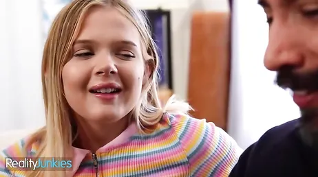 Mi padrastro se pone de pie y se le nota un bulto tremendo en el pantalón ... !!