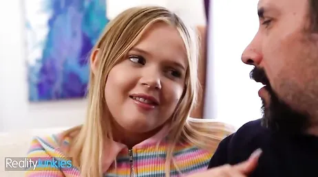 Mi padrastro se pone de pie y se le nota un bulto tremendo en el pantalón ... !!