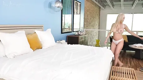 La vecina madura le invita a casa y se da cuenta de que quiere follar con el