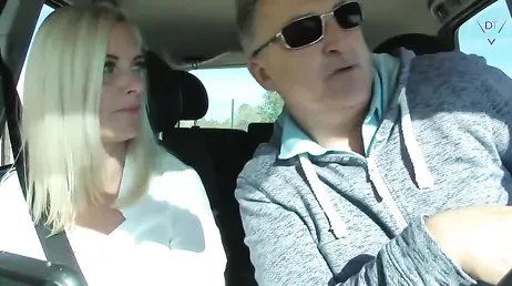 Van tan calientes que tienen que para follar en mitad de la autopista