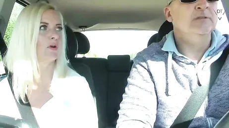 Van tan calientes que tienen que para follar en mitad de la autopista