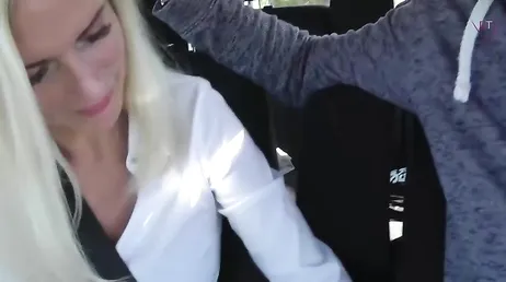 Van tan calientes que tienen que para follar en mitad de la autopista