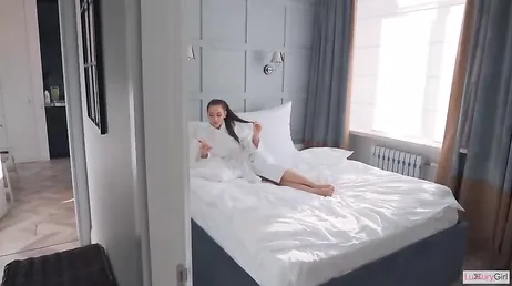 Su hermanastro entra en su cuarto ... le masajea el cuello y le clava la polla hasta el fondo