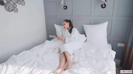 Su hermanastro entra en su cuarto ... le masajea el cuello y le clava la polla hasta el fondo