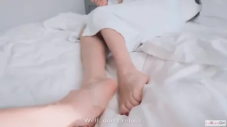 Su hermanastro entra en su cuarto ... le masajea el cuello y le clava la polla hasta el fondo