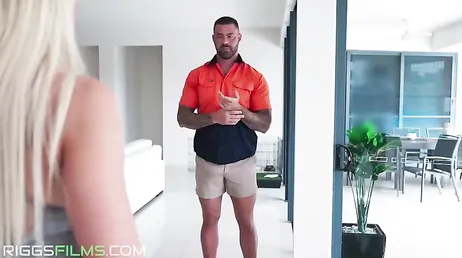 Su entrenador personal viene a verla a casa y ella se muere de ganas por follar