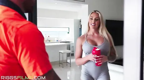 Su entrenador personal viene a verla a casa y ella se muere de ganas por follar