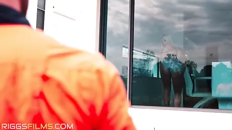 Su entrenador personal viene a verla a casa y ella se muere de ganas por follar