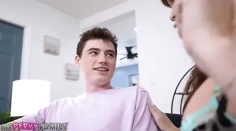 No puede creer lo bien que mama la polla la viciosa de su madrastra ... !!