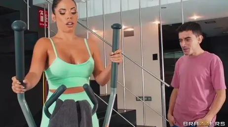 Veo a la madre de mi novia entrenar y no puedo dejar de mirar esas tetazas