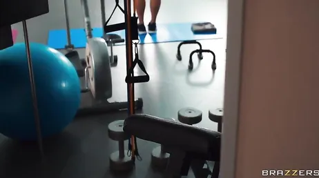 Veo a la madre de mi novia entrenar y no puedo dejar de mirar esas tetazas