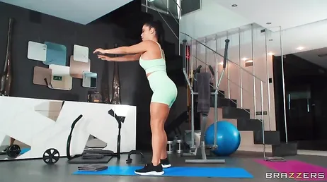 Veo a la madre de mi novia entrenar y no puedo dejar de mirar esas tetazas