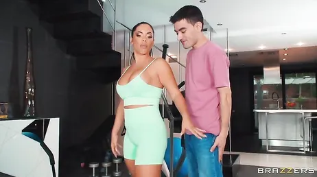 Veo a la madre de mi novia entrenar y no puedo dejar de mirar esas tetazas