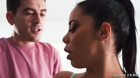 Veo a la madre de mi novia entrenar y no puedo dejar de mirar esas tetazas