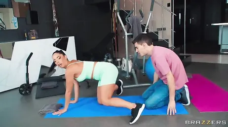 Veo a la madre de mi novia entrenar y no puedo dejar de mirar esas tetazas