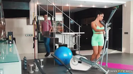 Veo a la madre de mi novia entrenar y no puedo dejar de mirar esas tetazas