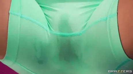 Veo a la madre de mi novia entrenar y no puedo dejar de mirar esas tetazas