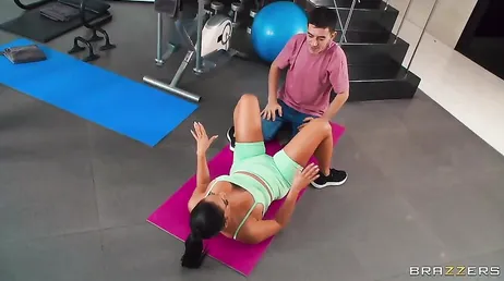 Veo a la madre de mi novia entrenar y no puedo dejar de mirar esas tetazas