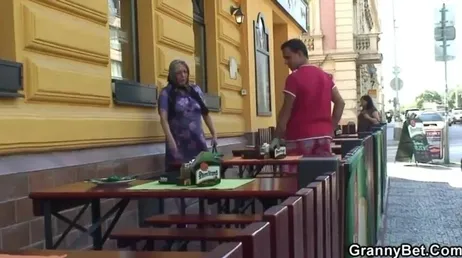 Se liga a una abuela en una terraza y se sube a su casa para follar