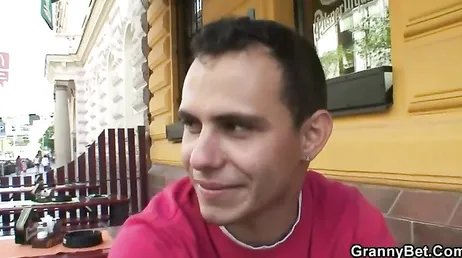 Se liga a una abuela en una terraza y se sube a su casa para follar