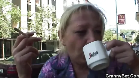 Se liga a una abuela en una terraza y se sube a su casa para follar