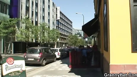 Se liga a una abuela en una terraza y se sube a su casa para follar