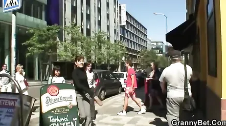 Se liga a una abuela en una terraza y se sube a su casa para follar