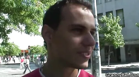 Se liga a una abuela en una terraza y se sube a su casa para follar