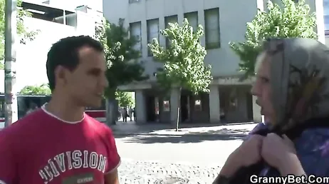 Se liga a una abuela en una terraza y se sube a su casa para follar