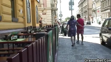 Se liga a una abuela en una terraza y se sube a su casa para follar