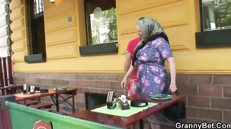 Se liga a una abuela en una terraza y se sube a su casa para follar