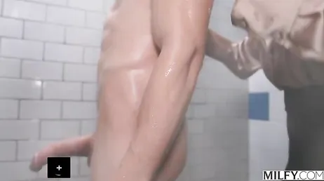 Pero señora qué hace aqui dentro? no ve que estoy dándome una ducha?